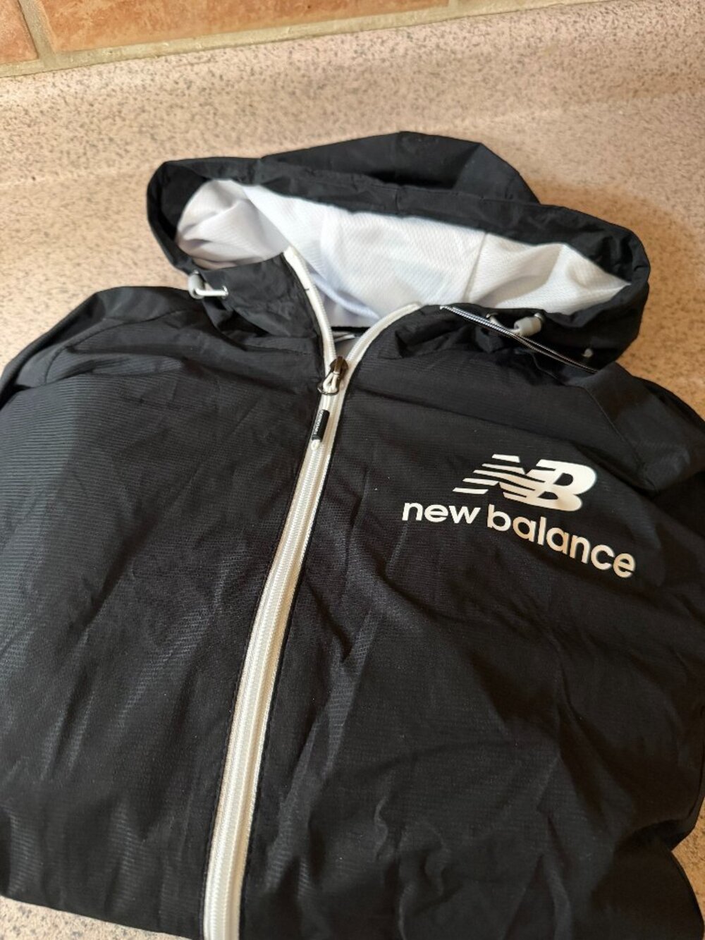 NWT New Balance Women's Lightweight Hooded Windbreaker Jacket – Size Large